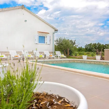 Modern Holiday With Private Pool In Feriehus *
